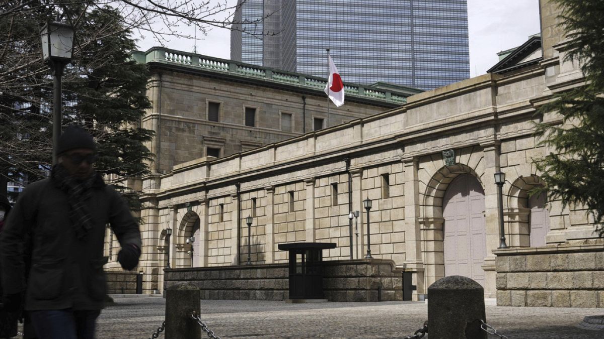 Japonya 17 yıl aradan sonra ilk kez faiz artırımı yaparak negatif faize son verdi