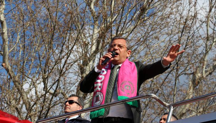 CHP lideri Özgür Özel'den "para sayma" videosuna ilişkin yeni açıklama: "2019 yılına aittir ve AK Partili bir avukat tarafından kaydedilmiştir."