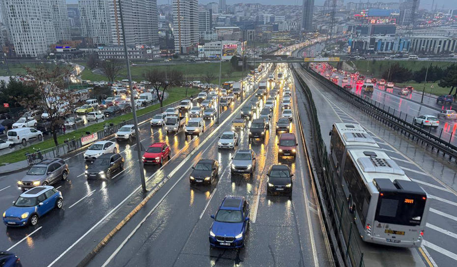 İstanbul'da Okul Dönemi Başladı, Trafik Yoğunluğu Yüzde 70'i Geçti