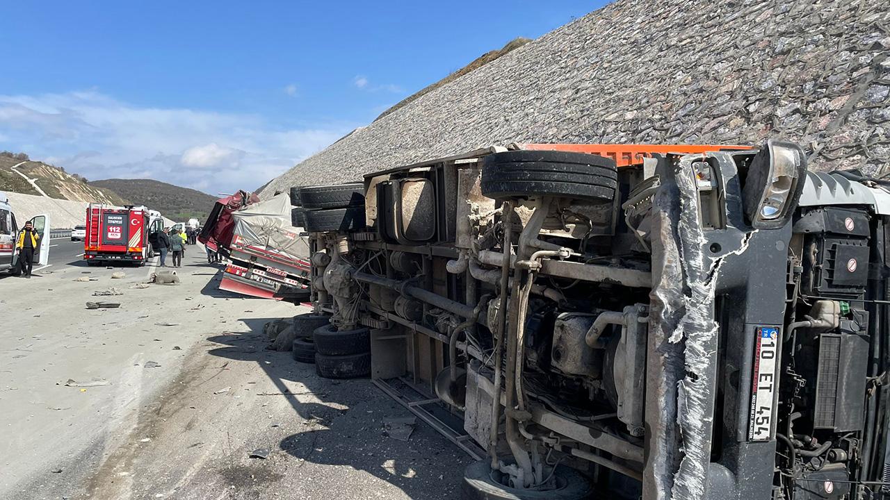Balıkesir'de tır tıra çarptı: 1 ölü, 2 yaralı