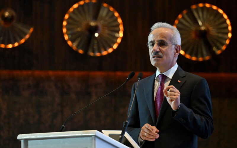 Ulaştırma Bakanı Uraloğlu'ndan İstanbul Ulaşımında Dev Adım: Halkalı ve Havalimanı Arası 30 Dakika