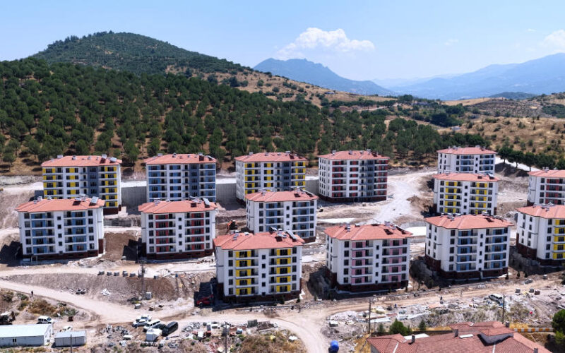 Sındırgı depreminin üzerinden 1 yıl geçti: "Anahtarları çok yakında teslim edeceğiz"