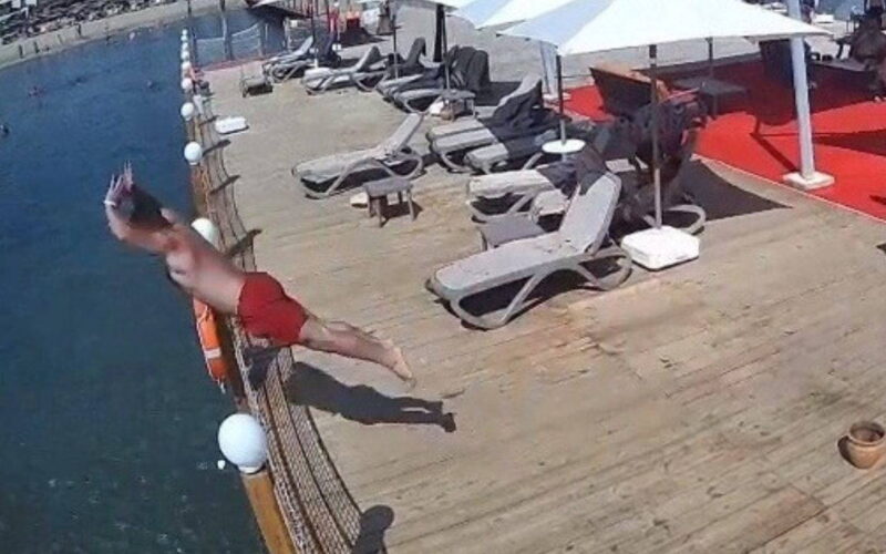 Antalya'da Sığ Suya Atlayan Tatilci Hayatını Kaybetti: Uyarılara Rağmen Tehlikeyi Göze Aldı